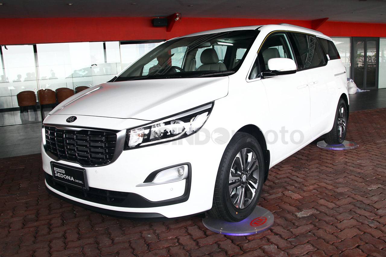 KIA Luncurkan Grand...