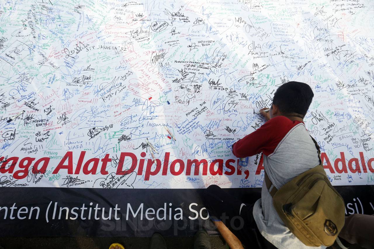Warga Jakarta Berikan...
