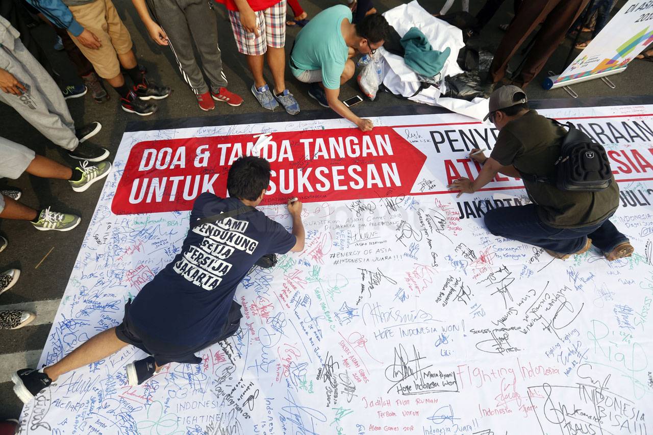 Warga Jakarta Berikan...