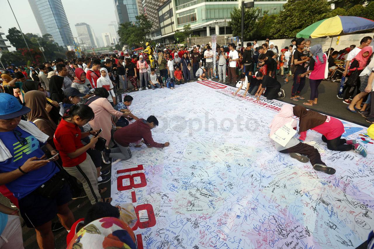 Warga Jakarta Berikan...