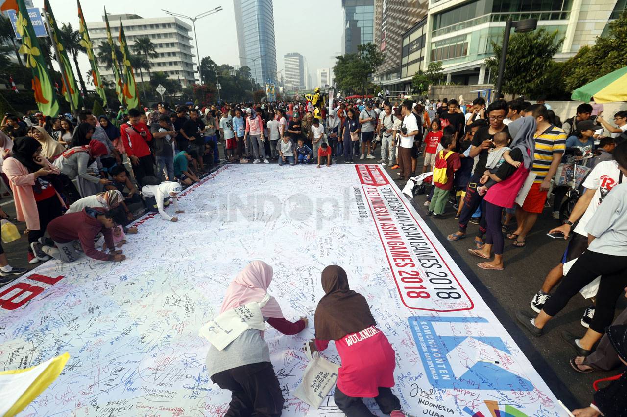 Warga Jakarta Berikan...
