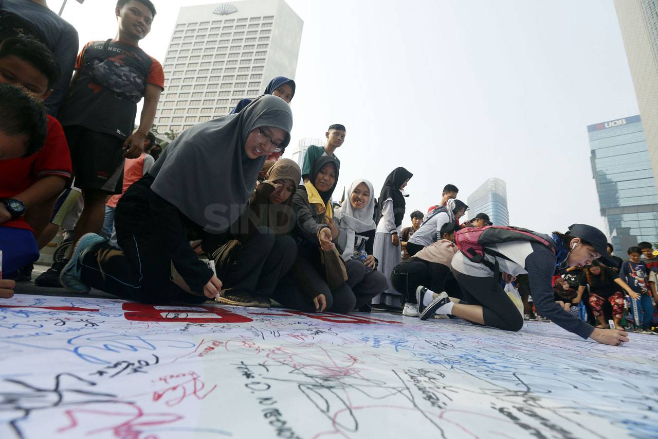 Warga Jakarta Berikan...