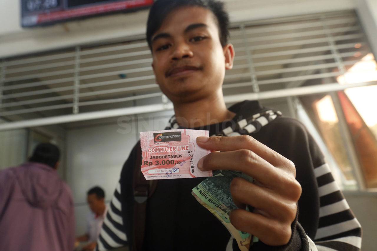 Penupang KRL Antre Beli...