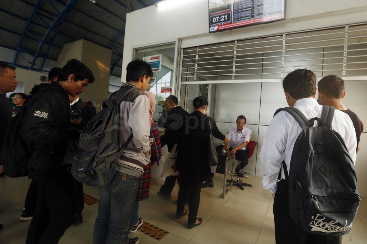 Penupang KRL Antre Beli...