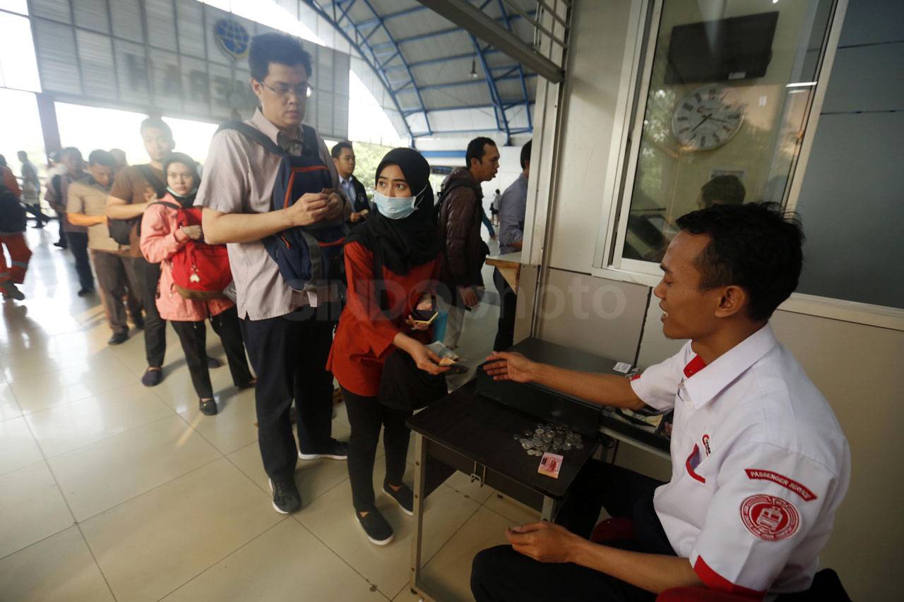 Penupang KRL Antre Beli...