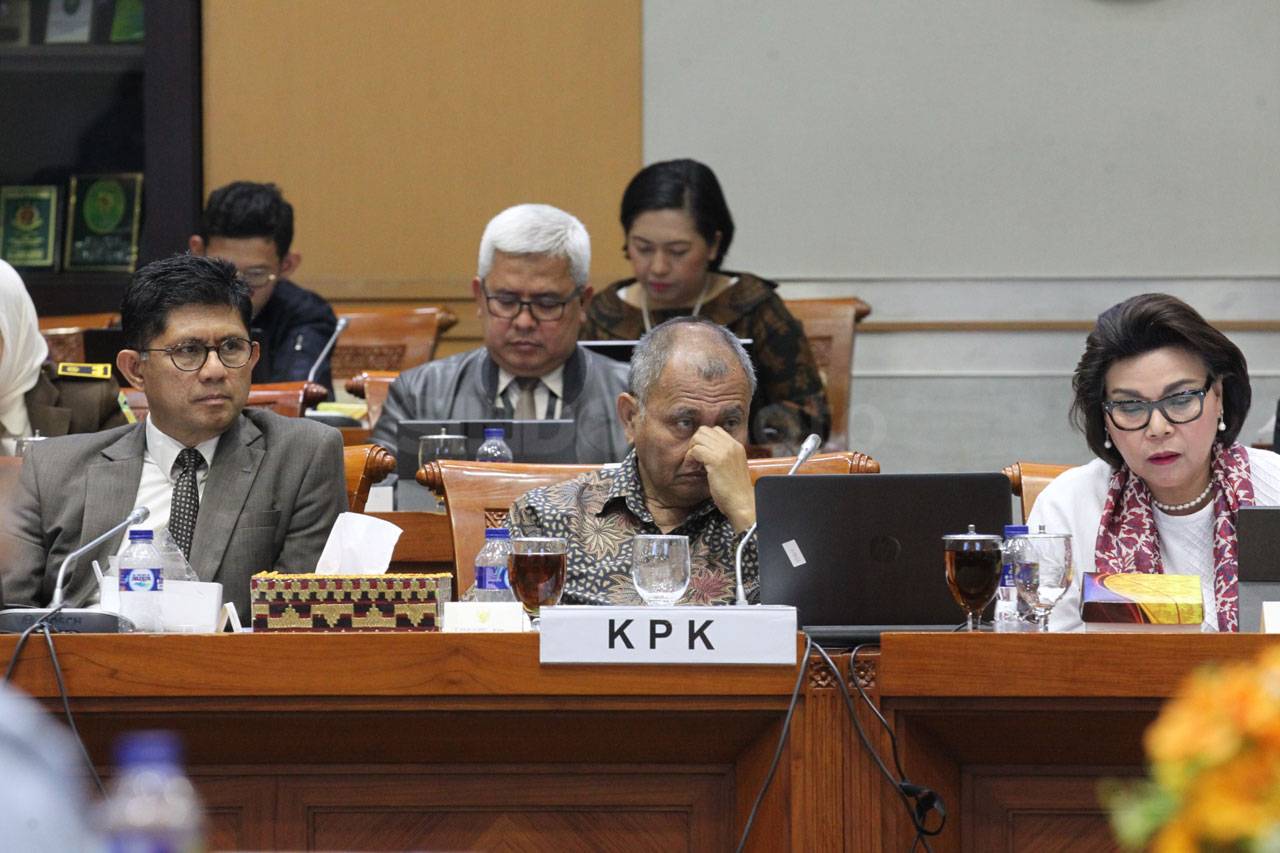 Rapat dengan Komisi...