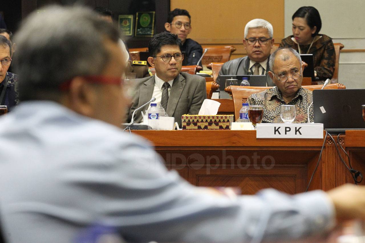 Rapat dengan Komisi...