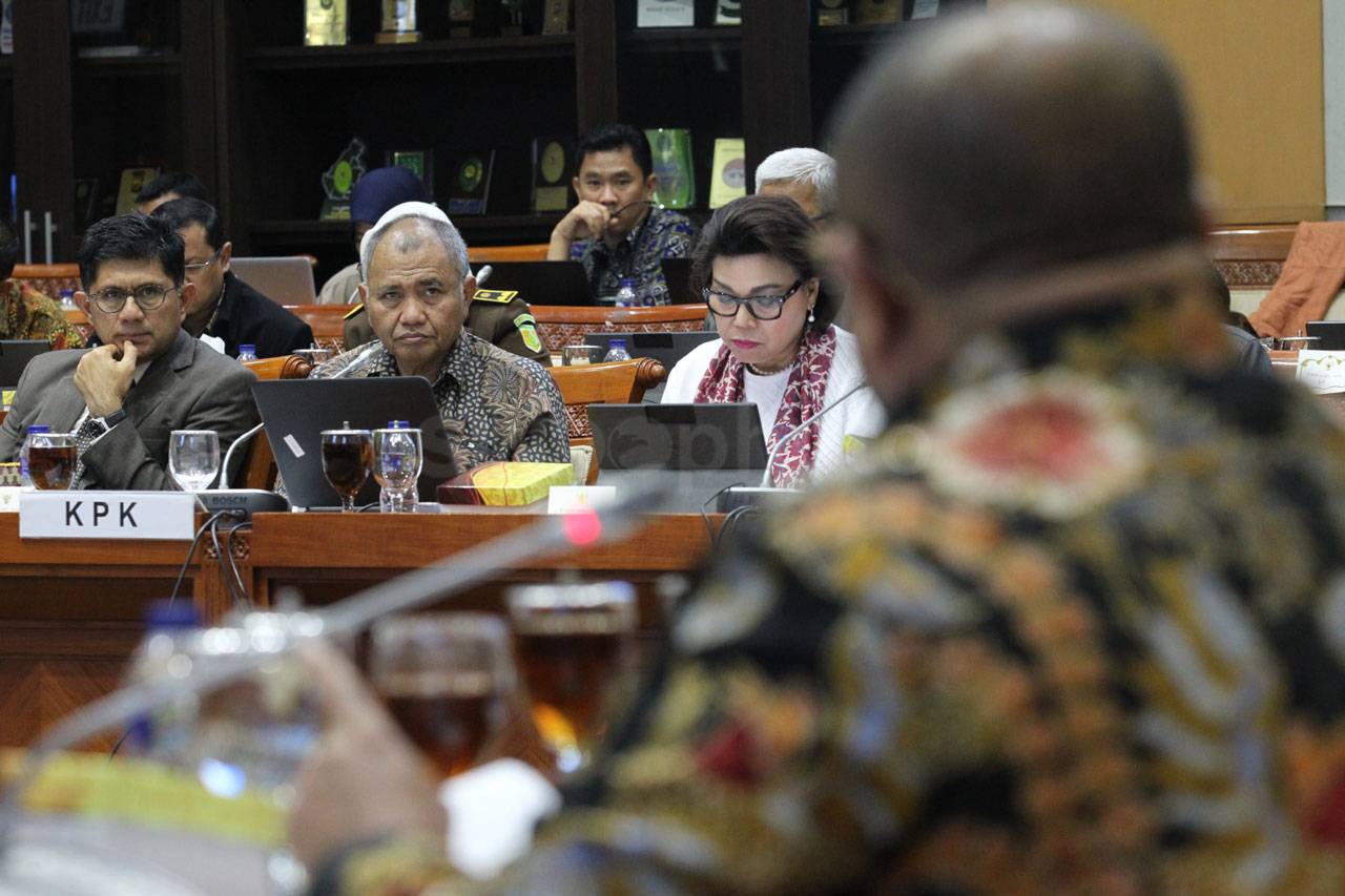 Rapat dengan Komisi...