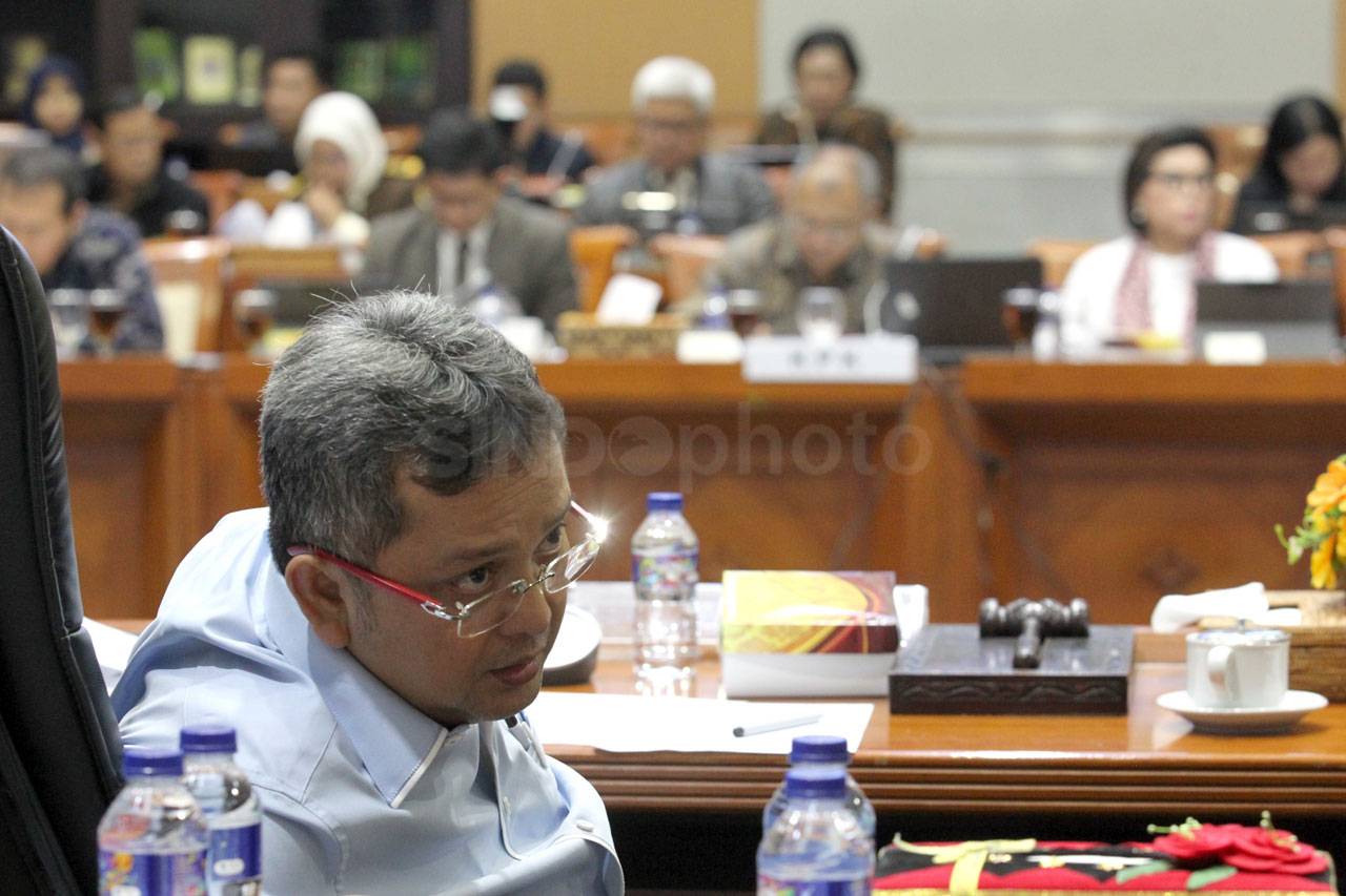 Rapat dengan Komisi...
