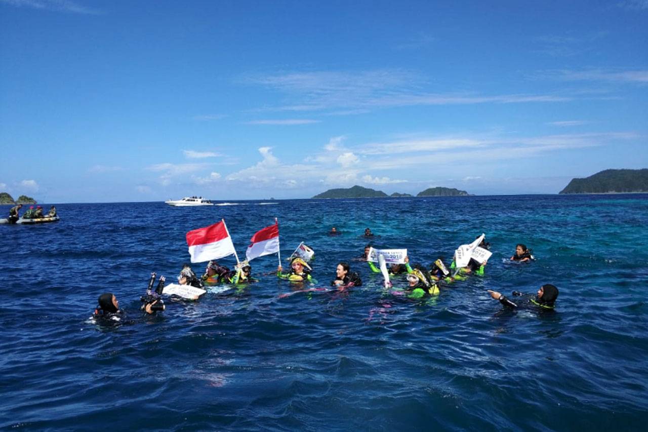 Istri Kapolri Bawa Obor...