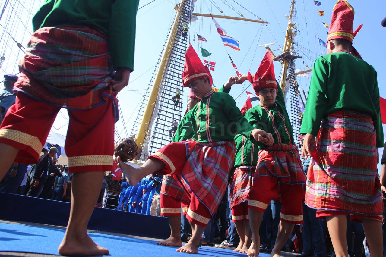 KRI Dewaruci Bawa Obor...