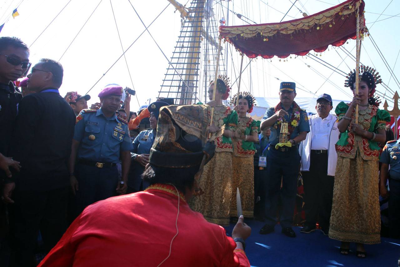 KRI Dewaruci Bawa Obor...
