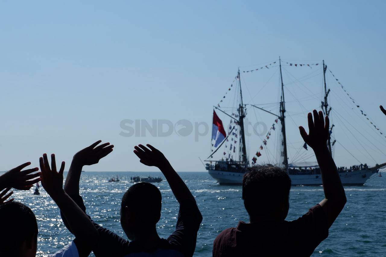 KRI Dewaruci Bawa Obor...