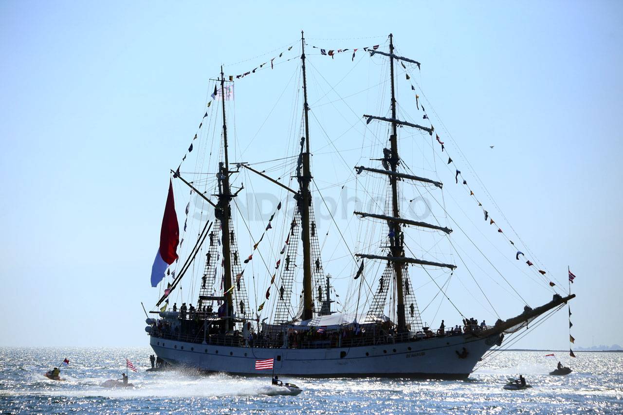 KRI Dewaruci Bawa Obor...