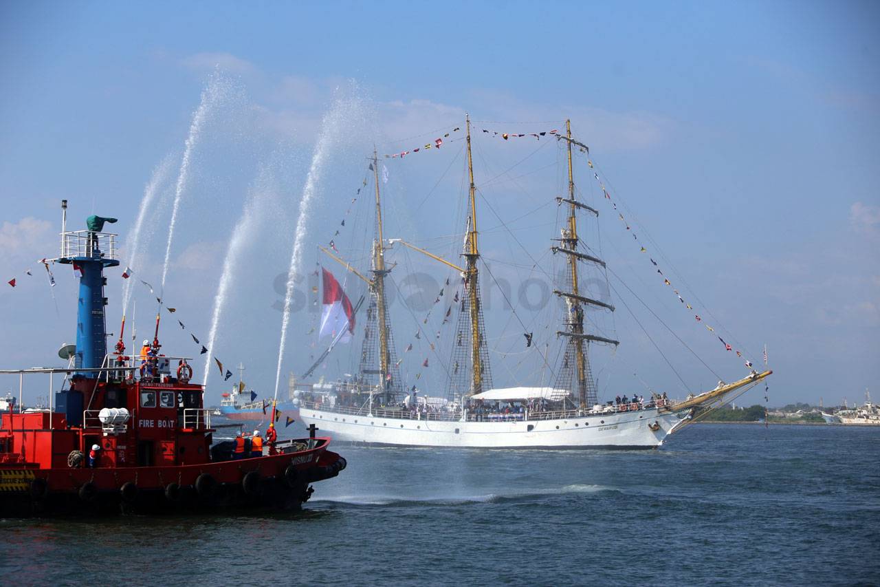 KRI Dewaruci Bawa Obor...