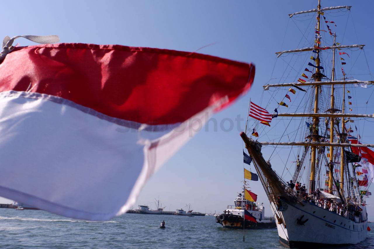 KRI Dewaruci Bawa Obor...
