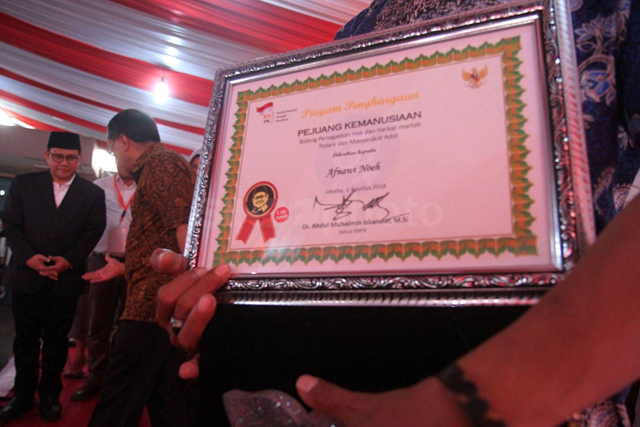 PKB Berikan Penghargaan...