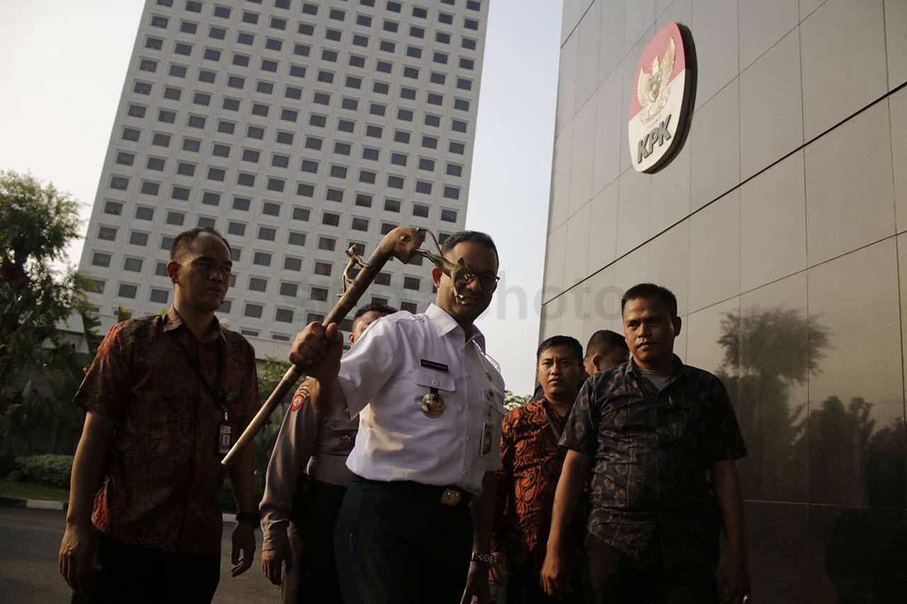 Gubernur Anies Laporkan...