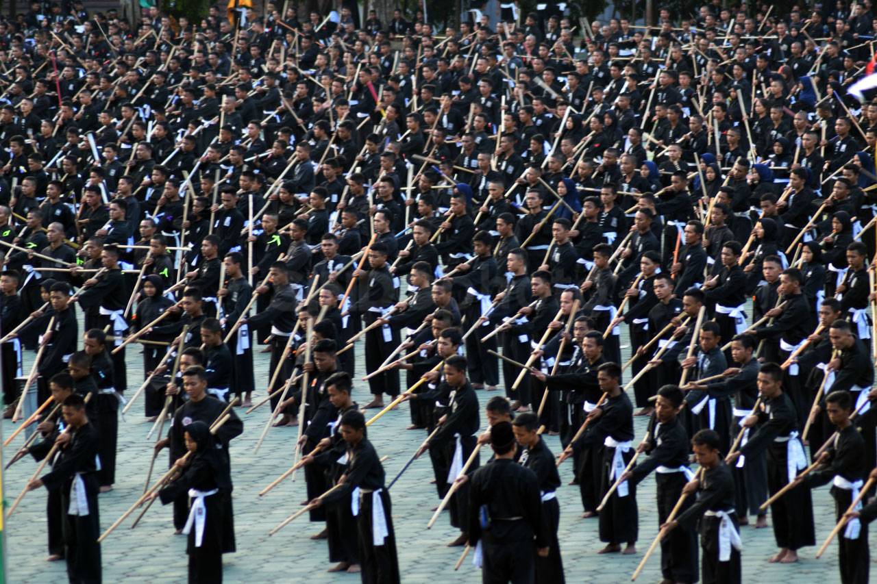 Ribuan Pesilat Unjuk...