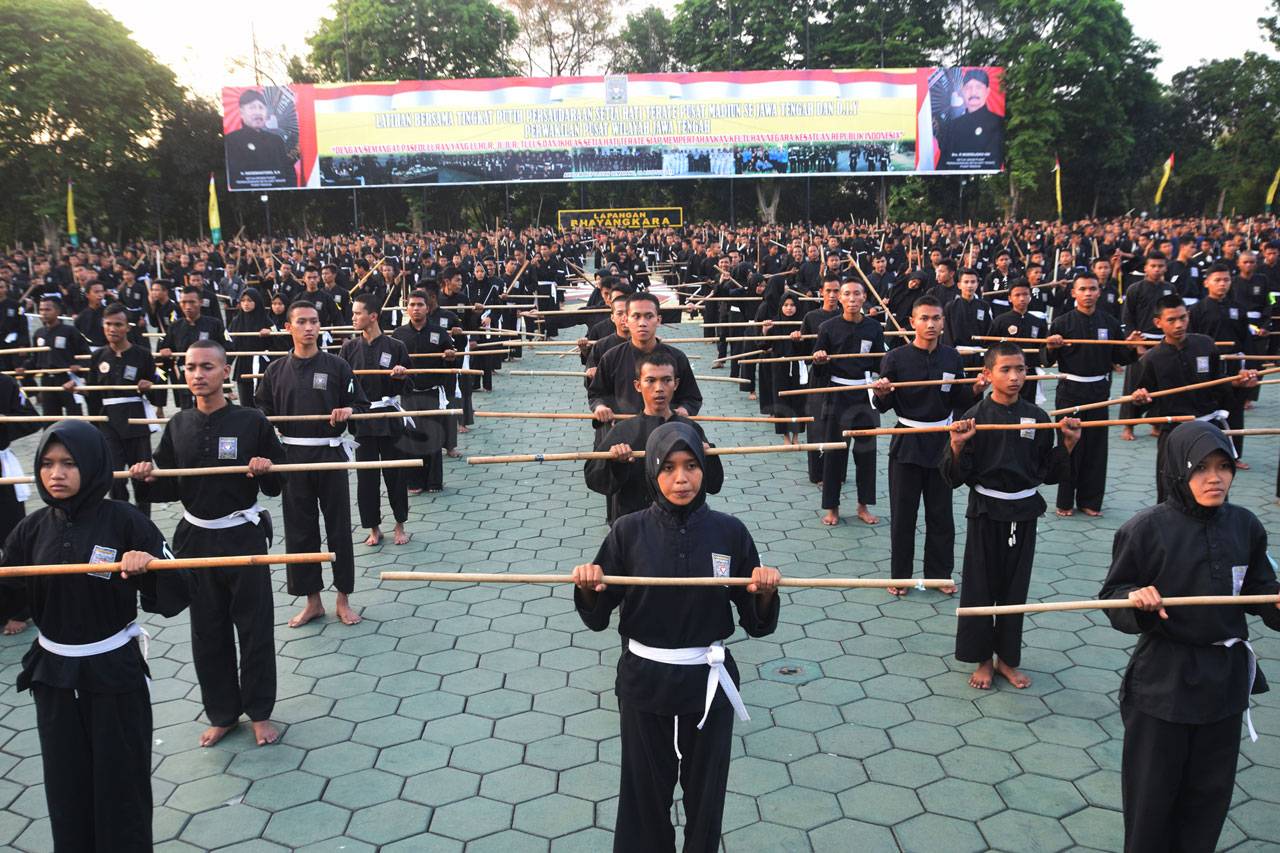 Ribuan Pesilat Unjuk...
