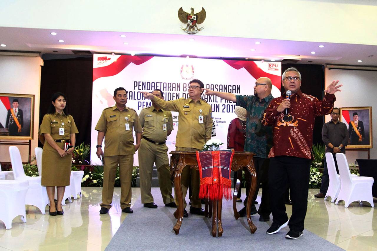 Mendagri Tinjau Proses...