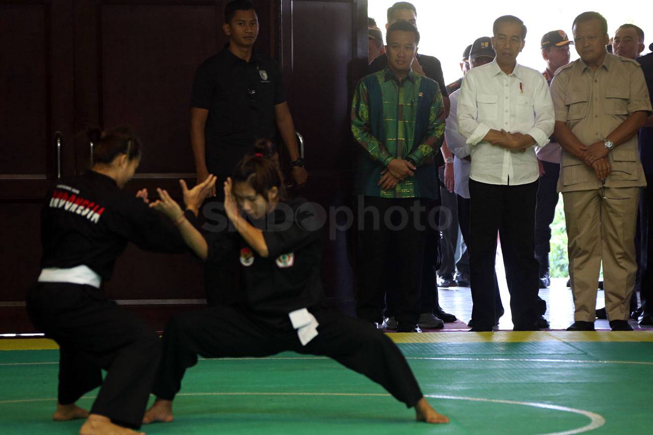 Presiden Jokowi Tinjau...