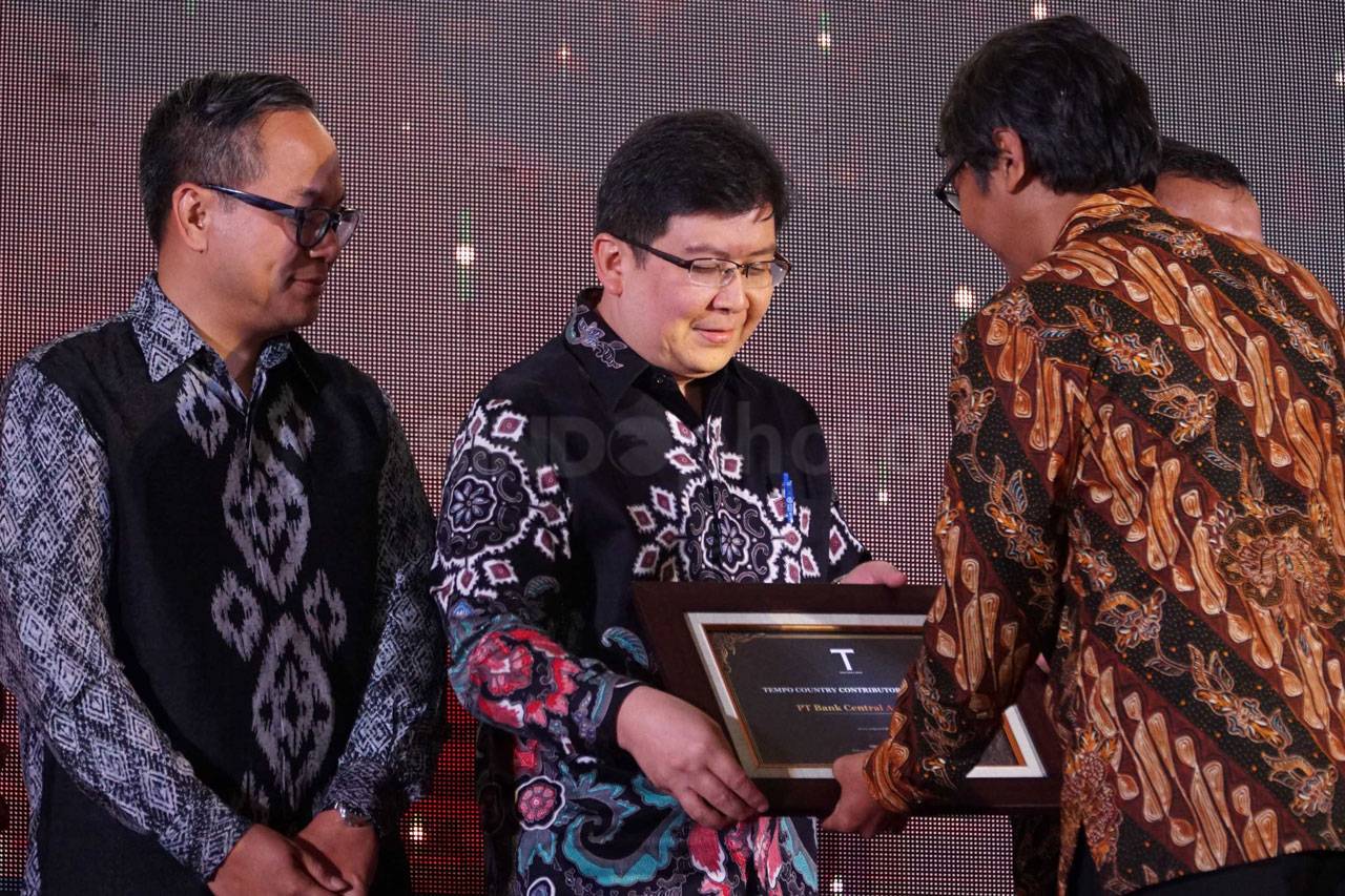 BCA Terima Penghargaan...