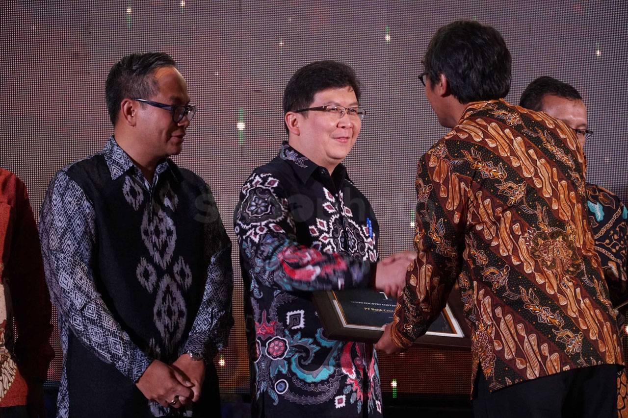 BCA Terima Penghargaan...