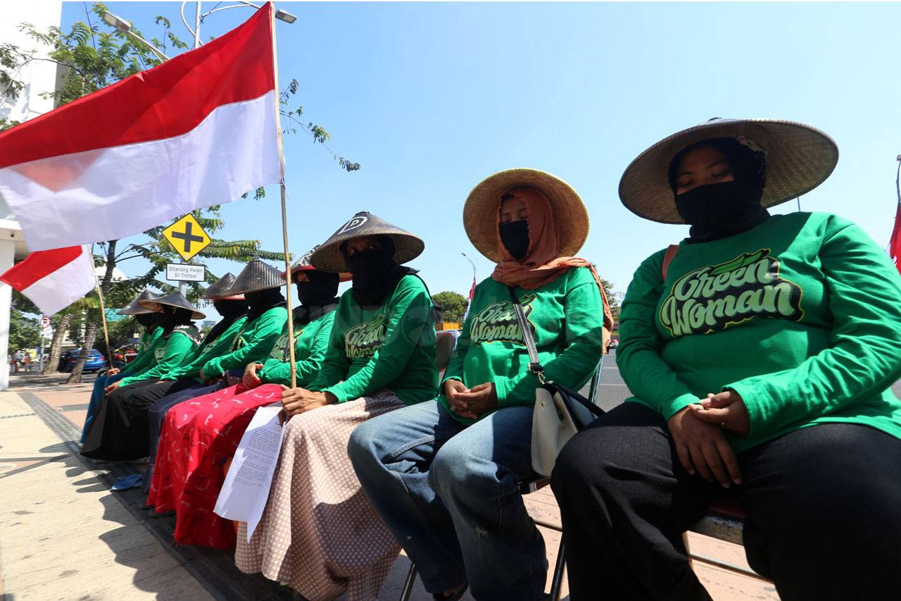 Warga Lakardowo Desak...