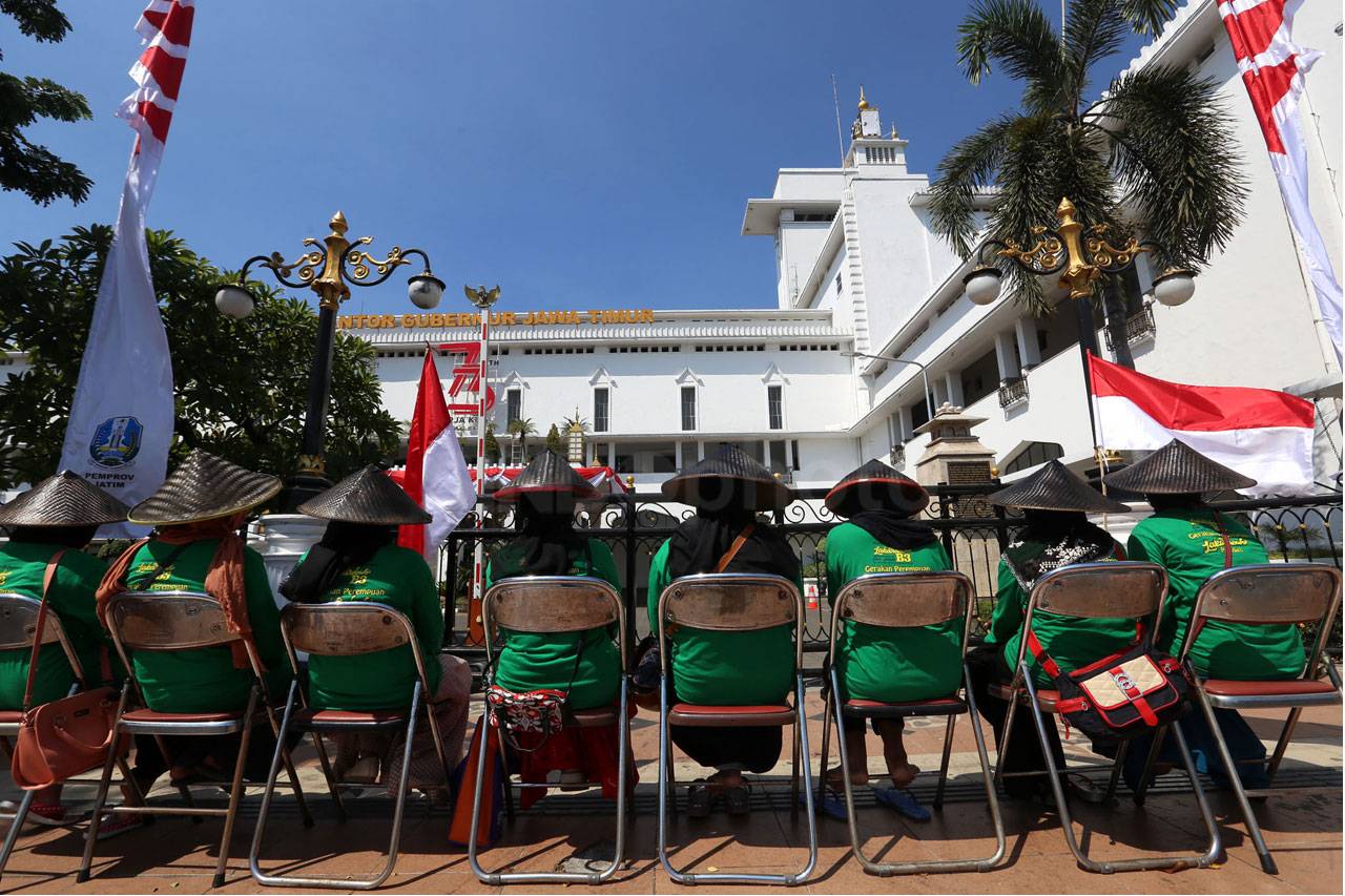 Warga Lakardowo Desak...