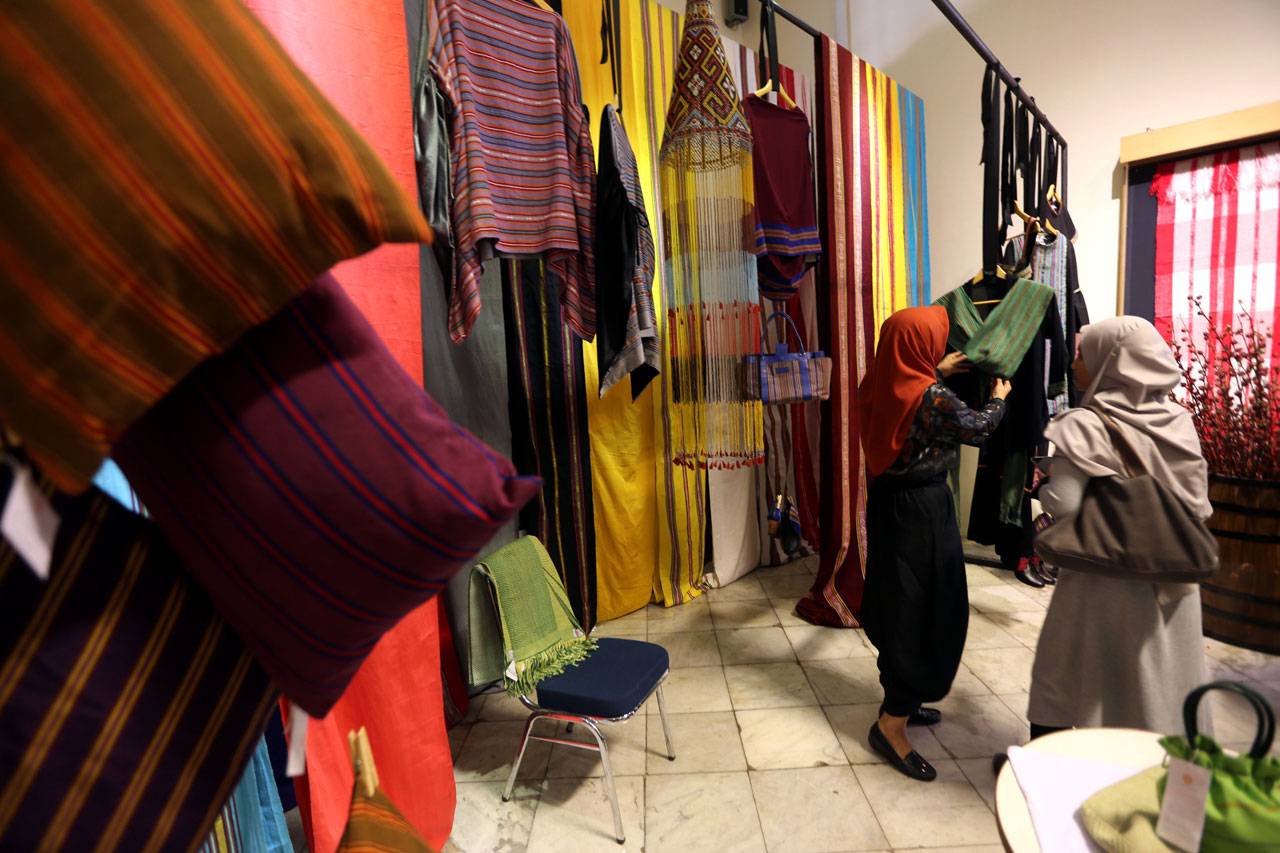 Pameran Koleksi Tenun...