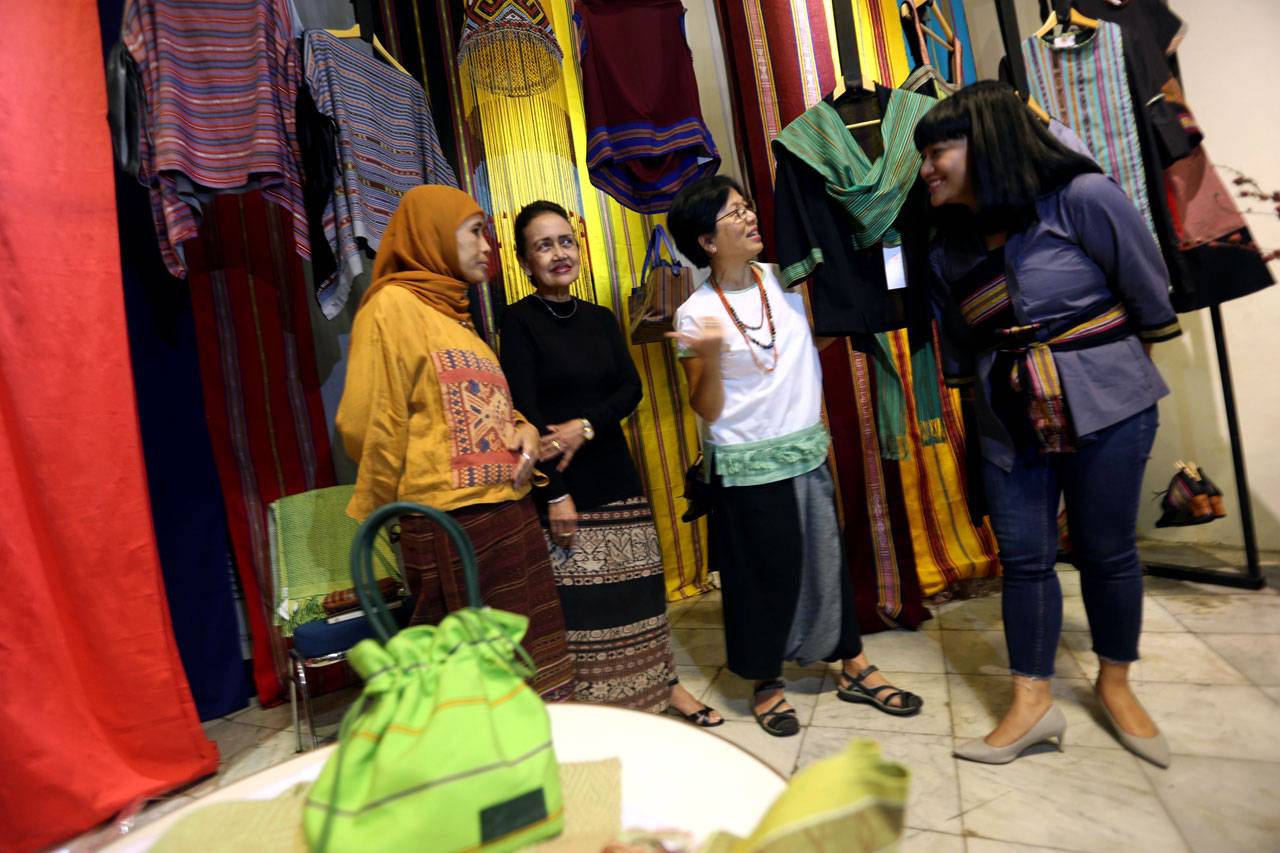 Pameran Koleksi Tenun...