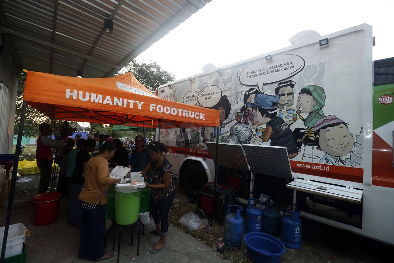 Food Truck Bagikan Makanan...
