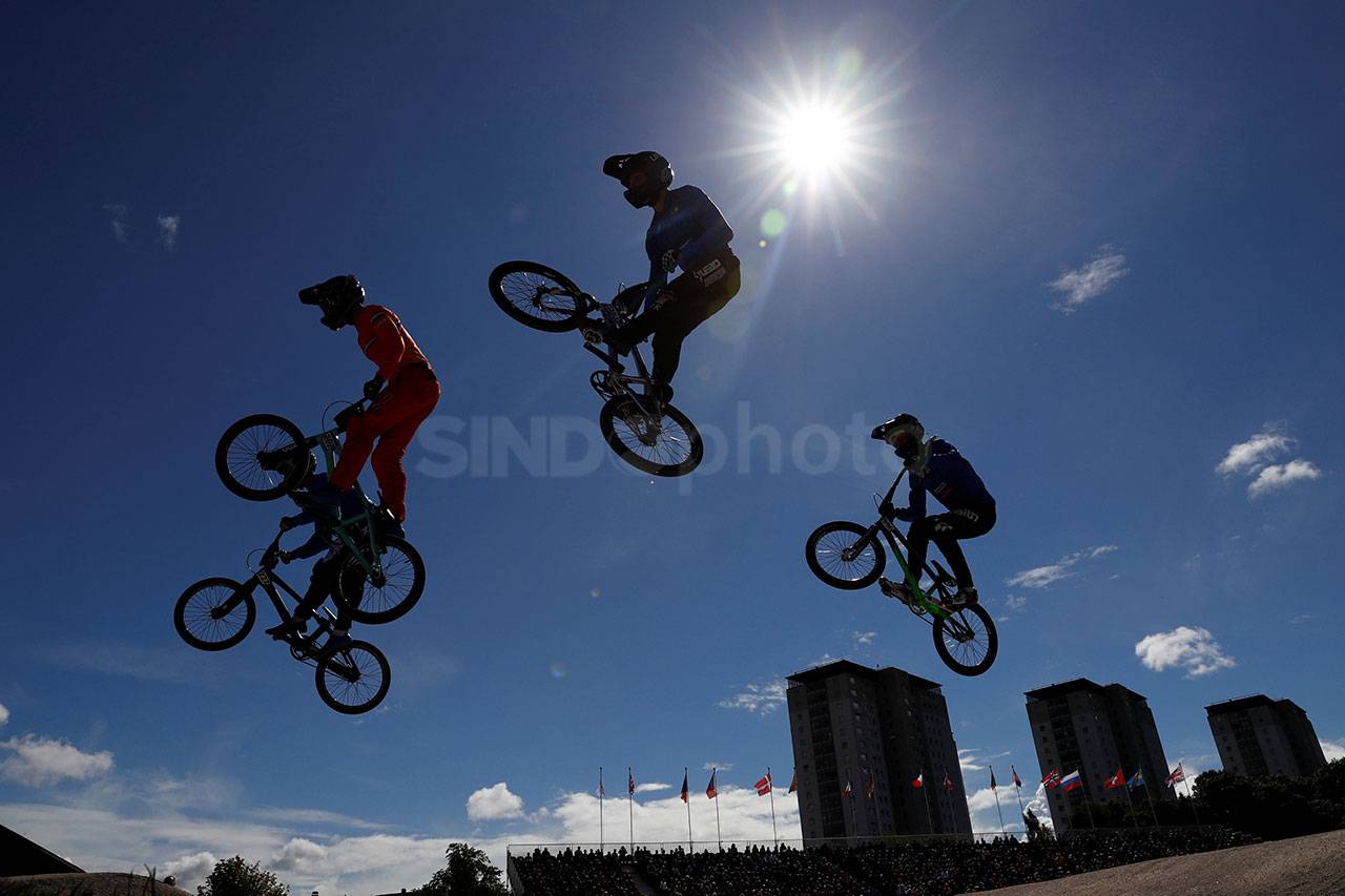 Adu Balap BMX di Kejuaraan...