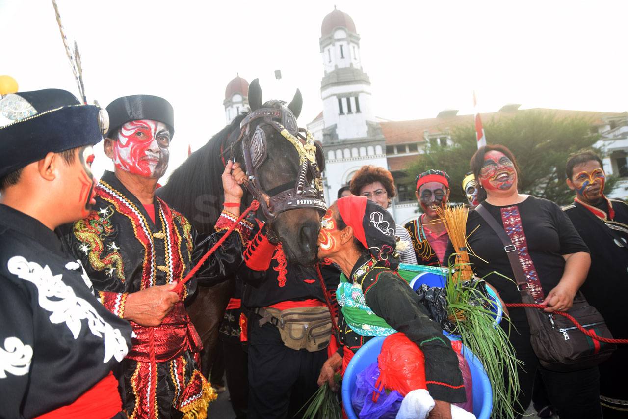 Arak-Arakan Patung Kimsin...