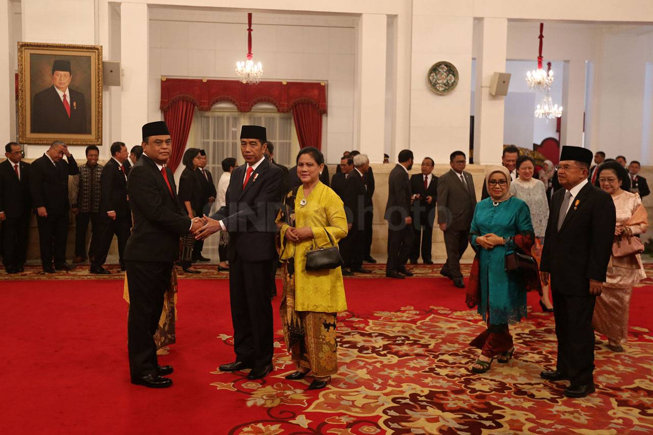 Presiden Jokowi Lantik...