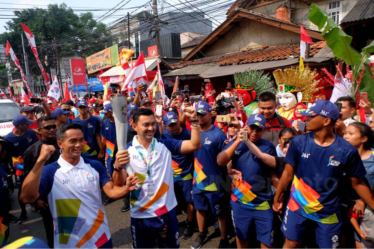 Ribuan Warga Antusias...