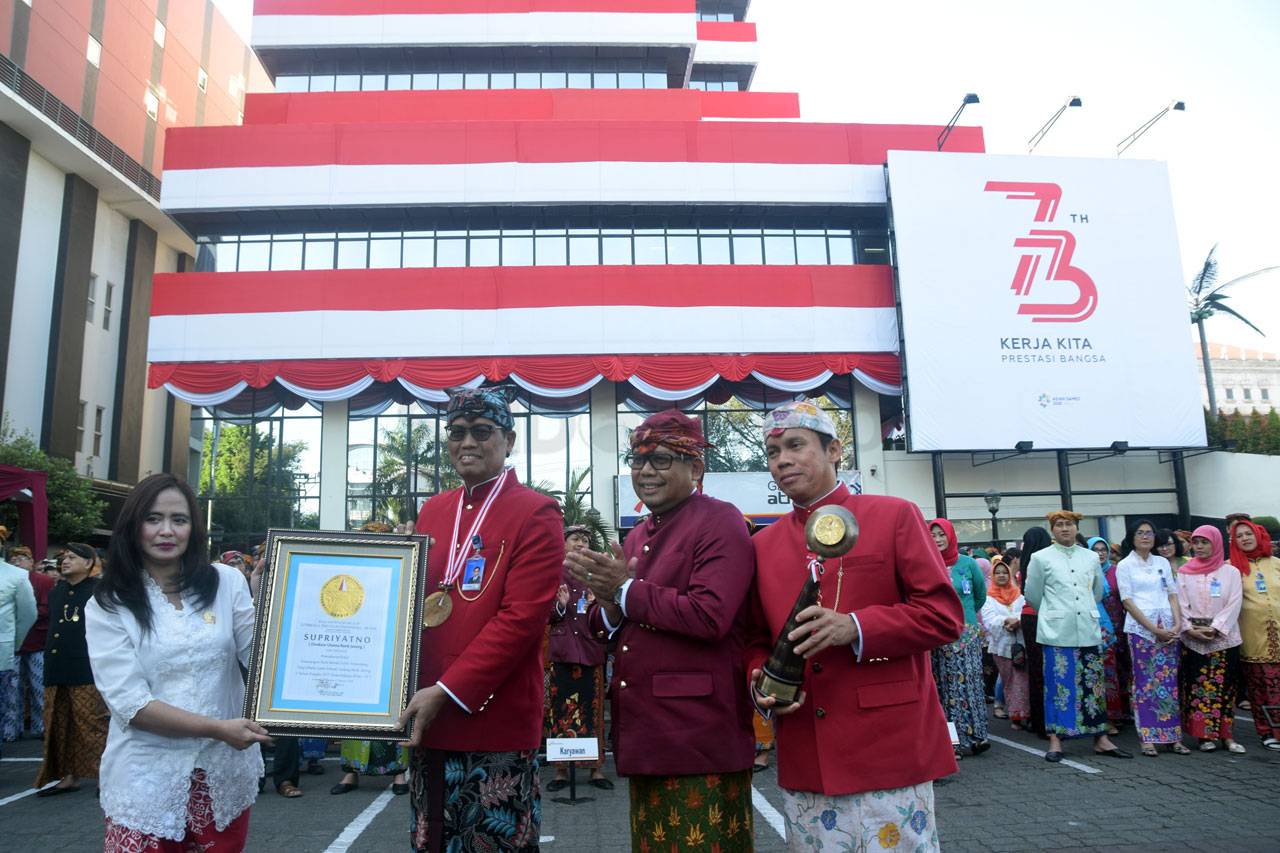 Kain Merah Putih di...