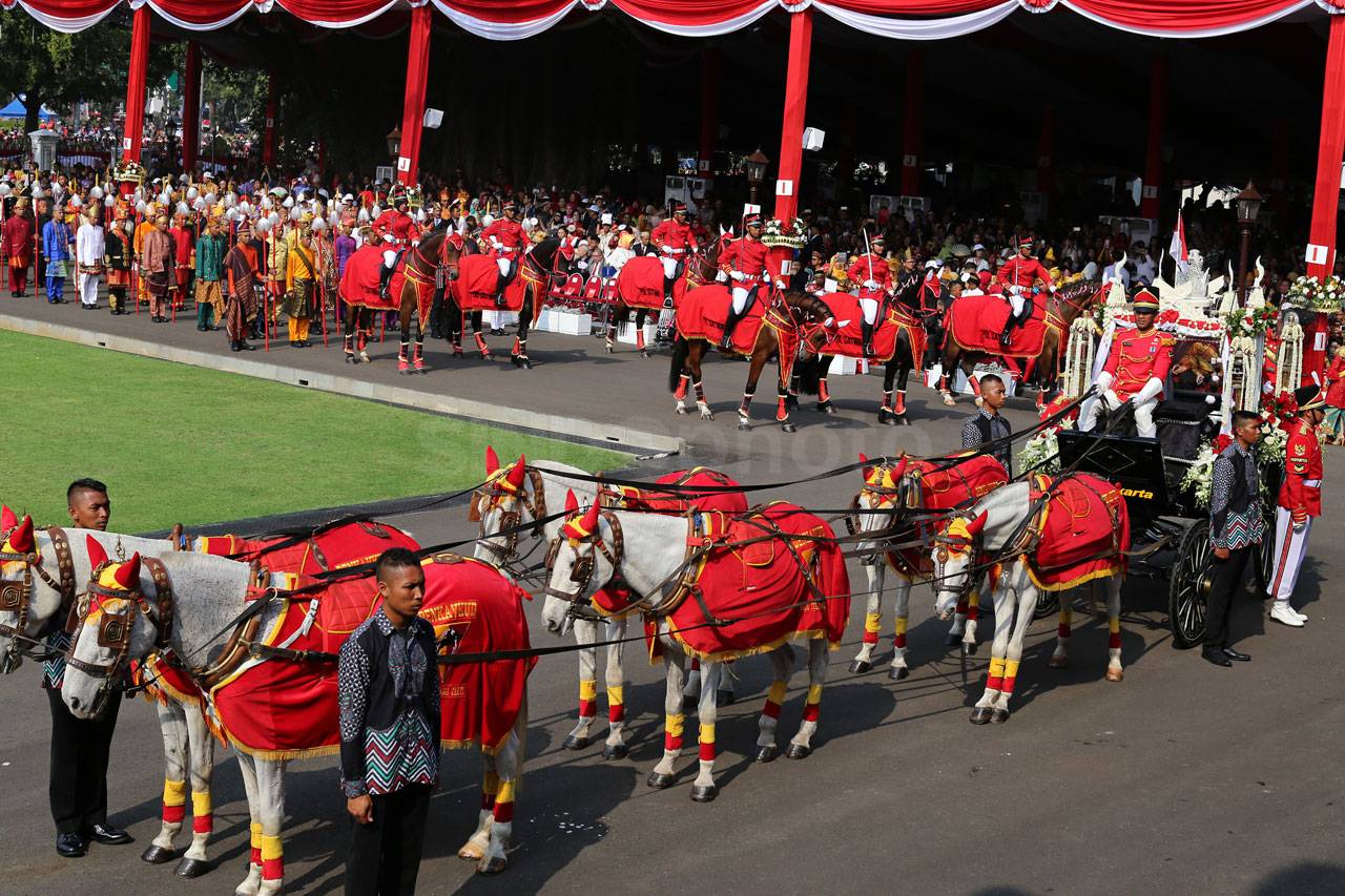Kenakan Baju Adat Aceh,...