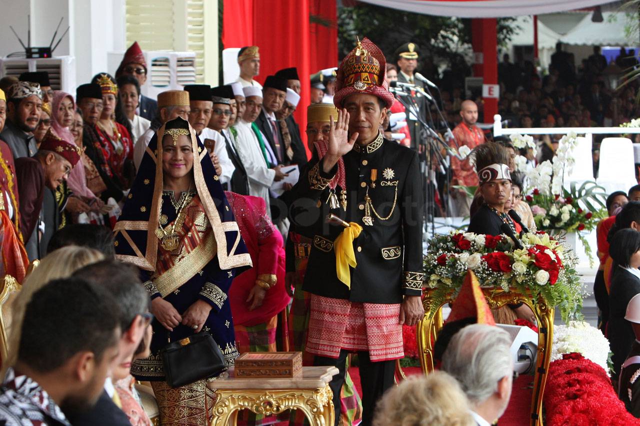 Kenakan Baju Adat Aceh,...