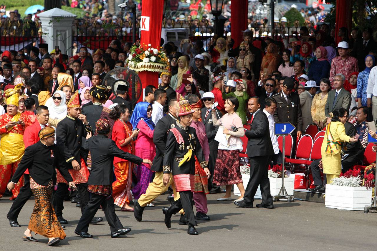 Kenakan Baju Adat Aceh,...