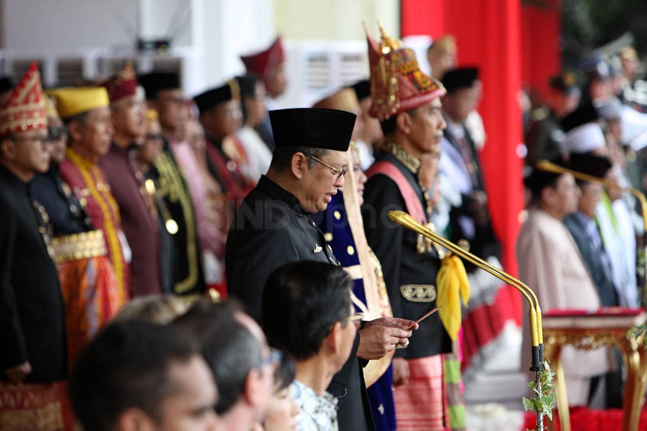 Kenakan Baju Adat Aceh,...