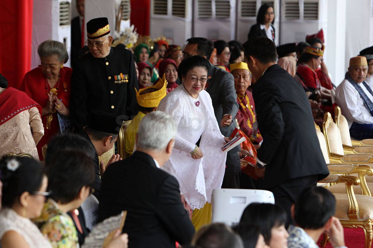 Kenakan Baju Adat Aceh,...