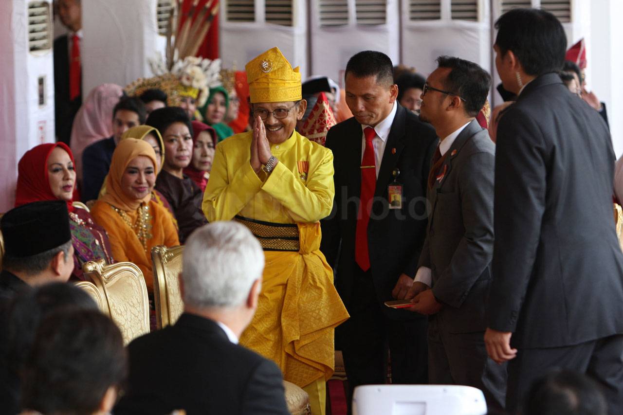 Kenakan Baju Adat Aceh,...