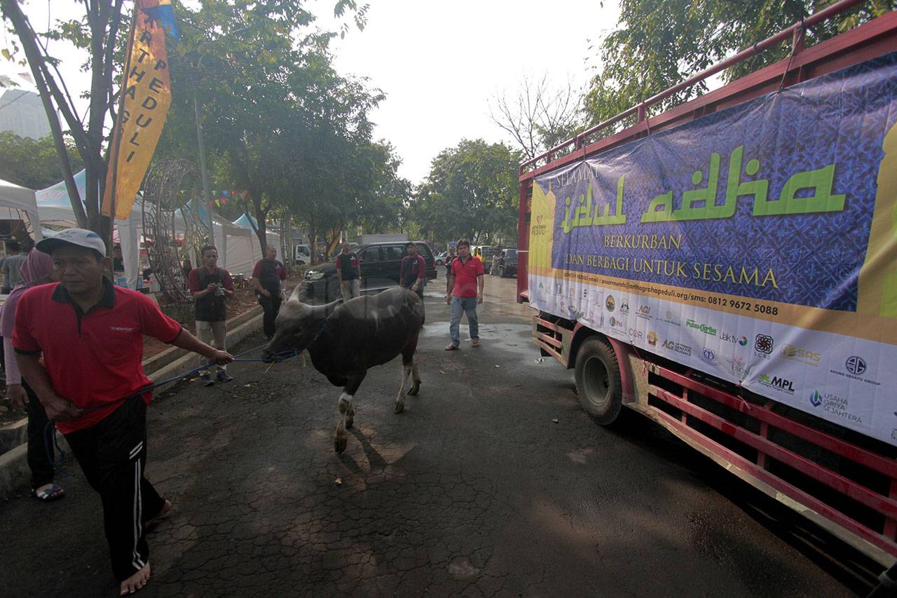 AGP Serahkan Ratusan...
