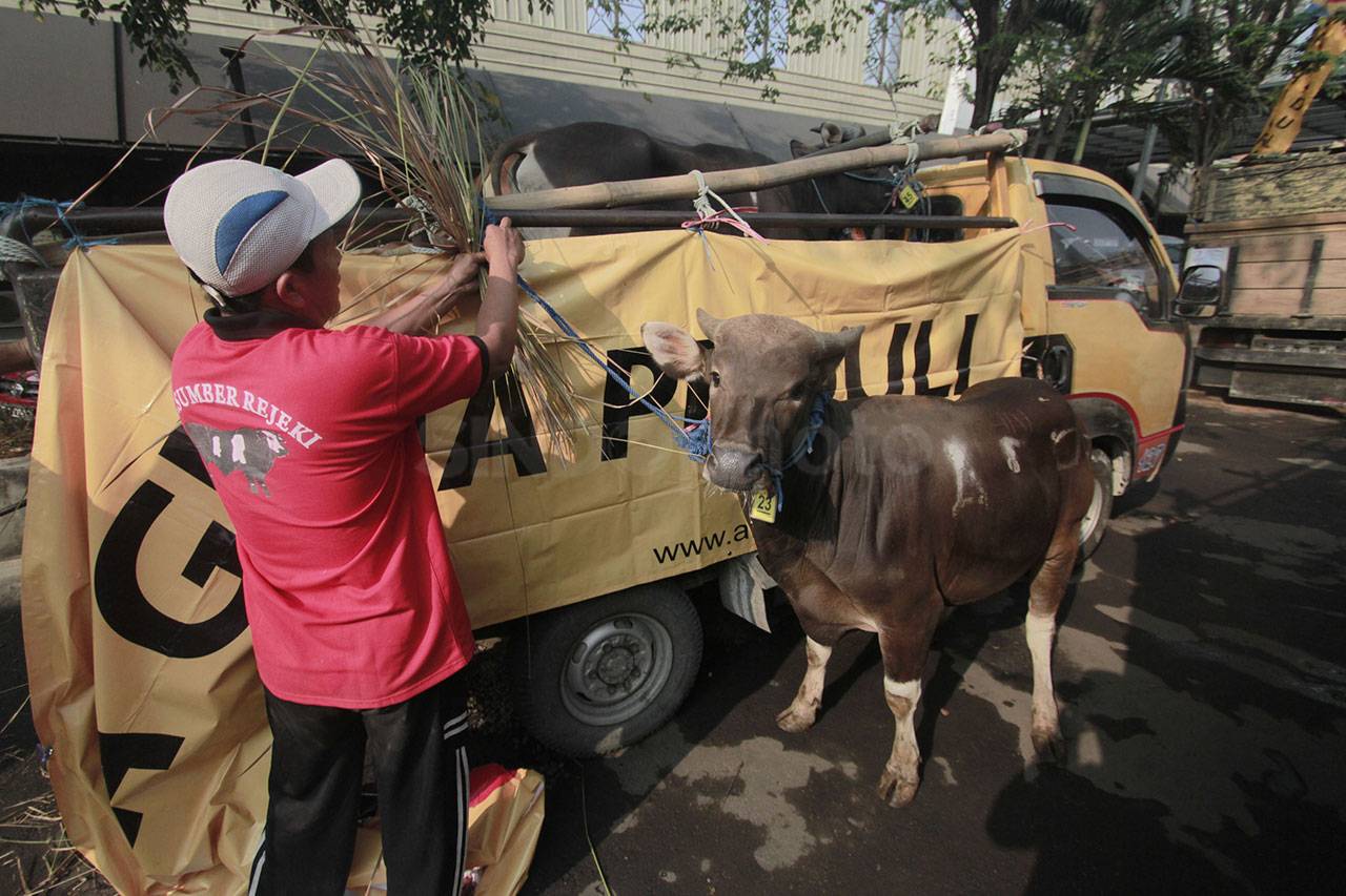 AGP Serahkan Ratusan...