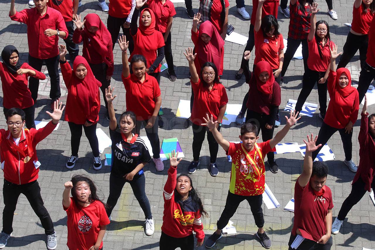 Mahasiswa Surabaya Tampilkan...