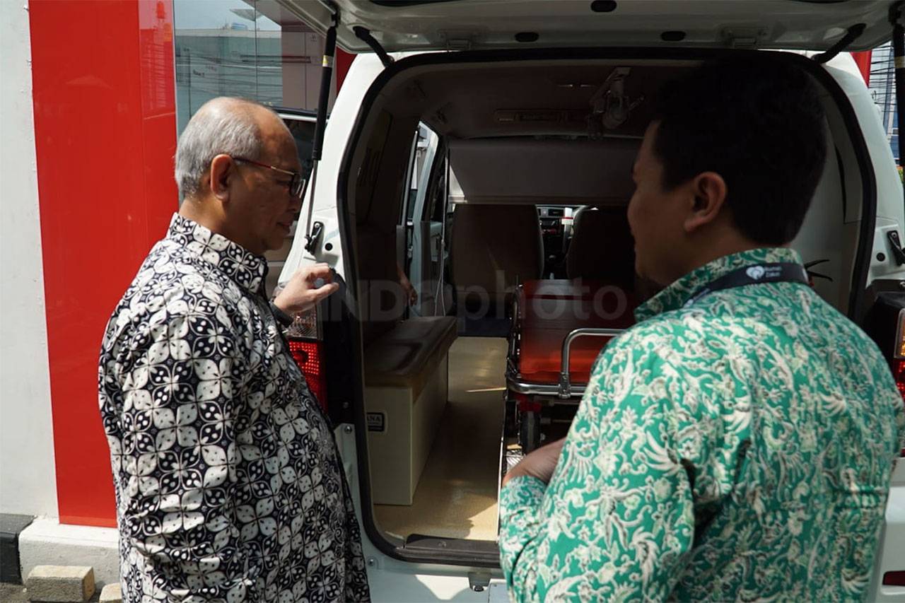Bank DKI Serahkan Ambulans...