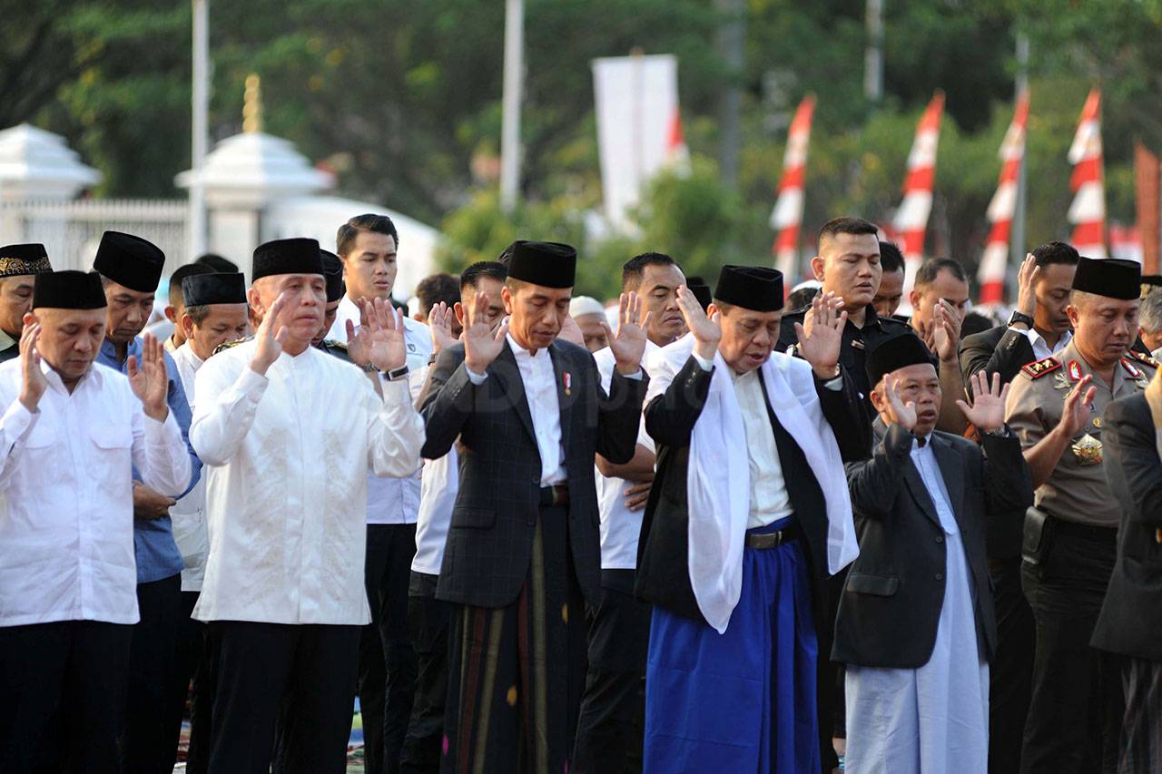 Presiden Jokowi Salat...