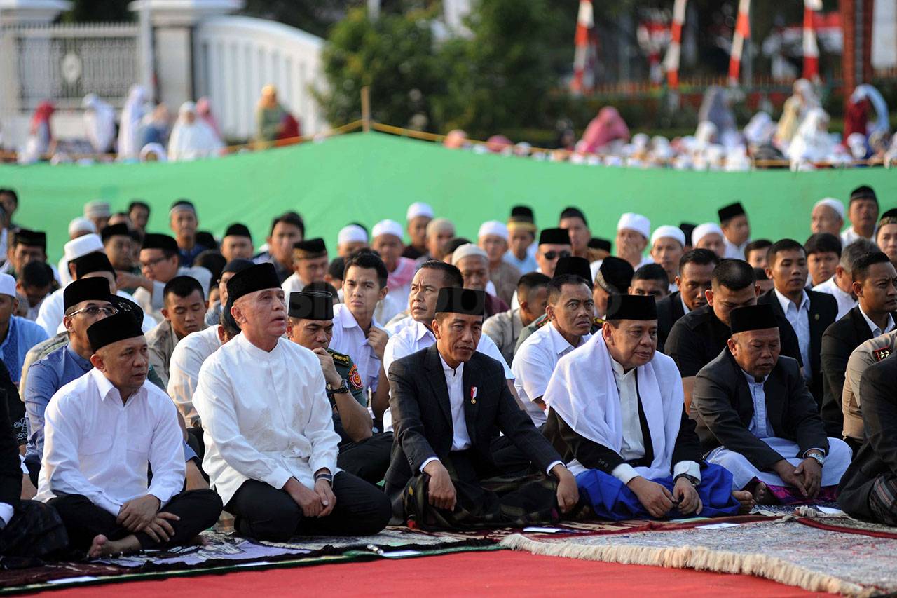 Presiden Jokowi Salat...